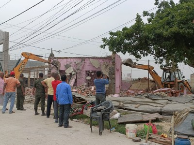 ड्राइपोर्टमा चल्यो महानगरको डोजर, सार्वजनिक जग्गा अतिक्रमण गरी बनाइएका ४ वटा पक्कि भवनसहित १७ घर टहरा हटाइयो 